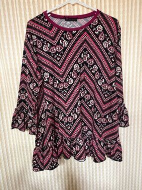 Women’s Floral Chevron Ruffle Hem Top - Pink & Black